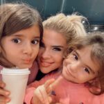 Damla Ersubaşı Instagram - Ömrümde böyle güzel sevmedim, sevilmedim. Hep şükretmesini bildim, şükrettikçe hayatımdaki güzellikler daha da çoğaldı. En güzelleriyse evlatlarım oldu. Zoruda onları düşünerek atlattım, kötüyüde onları düşünerek sildim aklımdan ve hayatımdan. Sizinle birlikte büyümek hayatımdaki herşeyden güzel. Sizi çok seviyorum canım kızlarım♥️ iyiki sizin annenizim♥️ -kahve-süt-tatlı günlerimiz başladı😍 20.11.23♥️