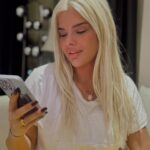 Damla Ersubaşı Instagram - Her zaman kendimle bile dalga geçebilen, yanlışlarım varsada ders çıkarmaya çalışırken bile gülüp acımı kendimce hafifletmeye çalıştım. Hayatta herşey insanlar için herşeyde olacağına varır nasip. Ama siz benim kadar olmayın. Duygularınızı iyi kötü mutlu mutsuz ne hissediyorsanız bunu sonuna kadar yaşayın bastırmayın duygularınızı. Saklamayın kendinizden. En çok kendinize dürüst olun hissettiklerinizde. Belli bi noktadan sonra hemde hiç beklemediğiniz bi anda o bastırılmış duygularınızın patlamasını yaşıyosunuz çünkü. Kendiniz için yapın herşeyi. Ama nasibinize teslim olun 🌸