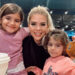 Damla Ersubaşı Instagram - Ömrümde böyle güzel sevmedim, sevilmedim. Hep şükretmesini bildim, şükrettikçe hayatımdaki güzellikler daha da çoğaldı. En güzelleriyse evlatlarım oldu. Zoruda onları düşünerek atlattım, kötüyüde onları düşünerek sildim aklımdan ve hayatımdan. Sizinle birlikte büyümek hayatımdaki herşeyden güzel. Sizi çok seviyorum canım kızlarım♥️ iyiki sizin annenizim♥️ -kahve-süt-tatlı günlerimiz başladı😍 20.11.23♥️