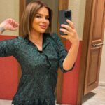 Damla Ersubaşı Instagram – Nasıl geçiyor bu pazar? 
Musmutlu olsun, huzurlu, bereketli olsun hergünümüz gibi🌸🩷 ayna görünce affetmem bilirsiniz🥲 bide ışık güzelse oh daha ne istiyimmm🫠🫠
