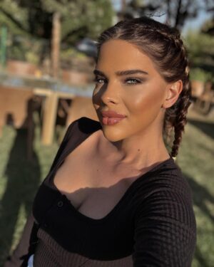 Damla Ersubaşı Instagram - Varlığına alışmaya çalışırken yokluğuna anında alıştırırmış insan. Yine arabesk ruh halindeyim yineee😂 neyse iyi geceler 😁♥️