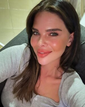 Damla Ersubaşı Instagram - Bu şarkı bu geceye, bu fotoğraf bu şarkıya nottu.🤍