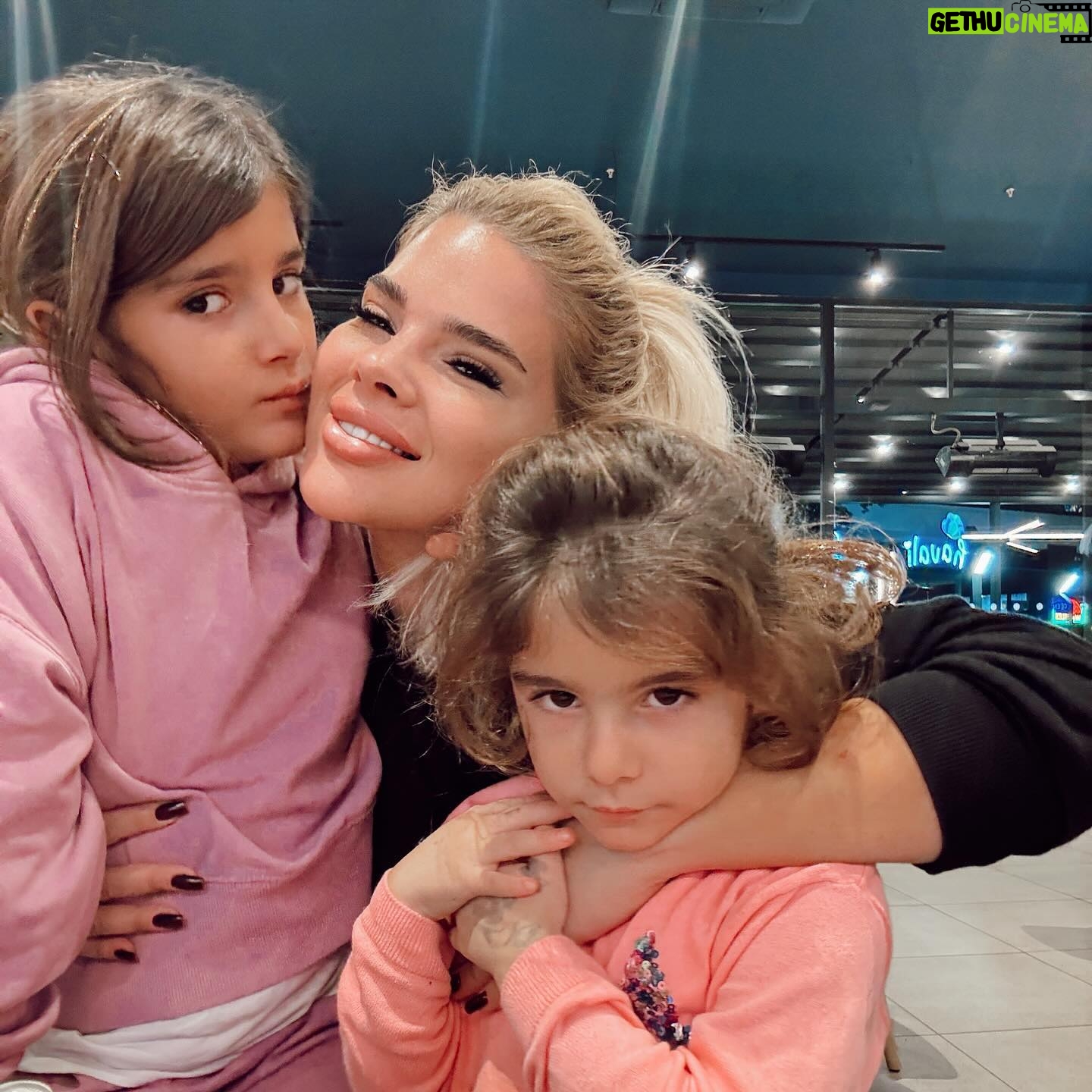 Damla Ersubaşı Instagram - Ömrümde böyle güzel sevmedim, sevilmedim. Hep şükretmesini bildim, şükrettikçe hayatımdaki güzellikler daha da çoğaldı. En güzelleriyse evlatlarım oldu. Zoruda onları düşünerek atlattım, kötüyüde onları düşünerek sildim aklımdan ve hayatımdan. Sizinle birlikte büyümek hayatımdaki herşeyden güzel. Sizi çok seviyorum canım kızlarım♥️ iyiki sizin annenizim♥️ -kahve-süt-tatlı günlerimiz başladı😍 20.11.23♥️