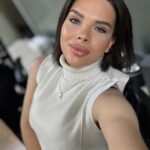 Damla Ersubaşı Instagram – 1- burası çok büyük yine bizim ofisin yerini unuttum tüm katı gezdim.
2- evet rujum gerçekten çok güzel. Bulursam linkini eklerim akşama🌸
3- Zeynom teşekkür ederim annecim, bi bunu karalamamıştın😅

Pazartesi 🫣