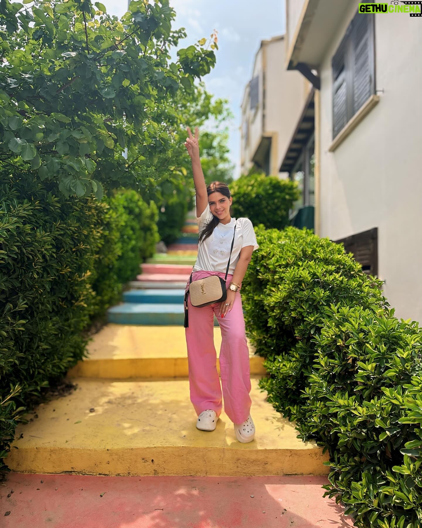 Damla Ersubaşı Instagram - Bozcaada’ya yerleşip burda yasamayı düşünüyorum 😂🫠@hotelapollonbozcaada Neyse haftaya yine geliyim ben🌸