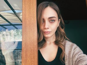 Damla Sönmez Instagram - Some door moments and pool problems 🐍 8323