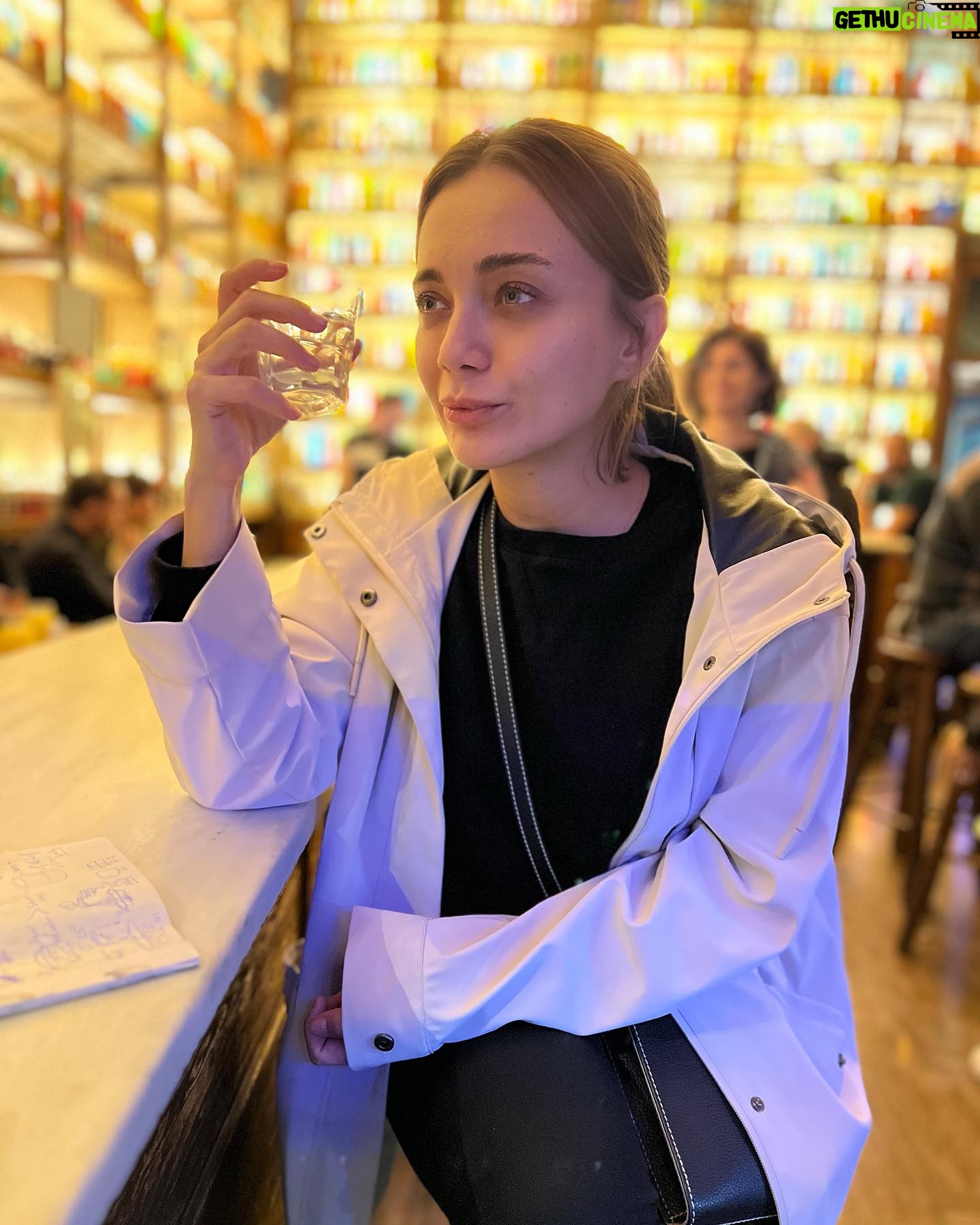 Damla Sönmez Instagram - At my fav spot in Athens w. my fav human 🏛️