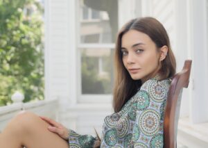 Damla Sönmez Instagram - #tbt gibi #tbt. Bu seriden daha da fotoğraf gelir. Uzun saçı özlüyor muyum ne? Ama çok uzununu. Noluyor Abidin noluyooor? 🥲