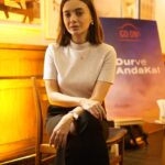 Damla Sönmez Instagram - Durduk ve anda kaldık. Ekşi meselesini biraz düşünmeye daldık. Teşekkürler @goons_tr @tolgakaracelik veee @baskasinema ❤️ #durveandakal #cumagibiçarşamba #işbirliği