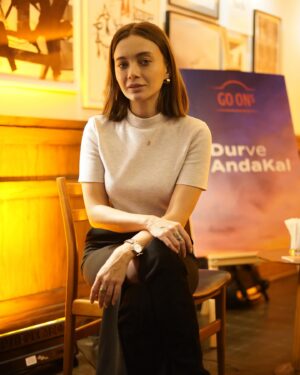 Damla Sönmez Instagram - Durduk ve anda kaldık. Ekşi meselesini biraz düşünmeye daldık. Teşekkürler @goons_tr @tolgakaracelik veee @baskasinema ❤️ #durveandakal #cumagibiçarşamba #işbirliği