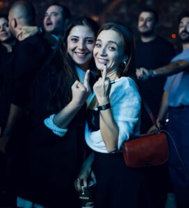 Damla Sönmez Instagram - Önce aslında sadece tırnağımın kırıldığını gösteriyordum. Sonra bunu eğlenceli bulmuşuz. Böyle 126 kare var shshsh 🙃 At first I was just showing her that I had broken a nail… then I guess we found it to be so funny that there are -like- 126 photos of us posing like this. Viva la shadow 🔥🙃