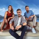Damla Sönmez Instagram – Yakında ✨

O3 MEDYA VE INTER MEDYA TELEMUNDO’YA İLK ORTAK YAPIMINI GERÇEKLEŞTİRİYOR.
TELEMUNDO İÇİN ÇEKİLEN İLK PROJE MAVİYE SÜRGÜN (BLUE CAGE)

O3 Medya’nın yapımcılığını üstlendiği, Inter Medya ve Telemundo Global Studios’un ise ortak yapımcı olduğu dizinin yönetmen koltuğunda Nezaket Coşkun yer almakta. Başrollerinde Caner Cindoruk, Damla Sönmez ve Serkan Altunorak’ın yer aldığı Maviye Sürgün (Blue Cage) dizi setinden basına yansıyan ilk resmi kare izleyicilerin ve hayranların büyük ilgisini çekerken; ilk resmi fragman için de nefesler şimdiden tutuldu.

#MaviyeSürgün ‘de; bir zamanlar sadece karaya vuran dalgaların seslerinin yükseldiği Çamlıkıyı’da; Ali, Defne ve Ozan üçgeninde; çevredeki herkesi de içine alarak sürükleyecek, geri dönüşü olmayan hareketli günlerin ve tutkulu aşkların yaşanması, sırların ve aile ilişkilerinin ortalığa dökülmesi artık kaçınılmazdır.