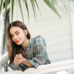 Damla Sönmez Instagram - Güzel pazarlar olsun! Güzel bir hafta olsun… sonra güzel bir cuma. Hop bir bakmışız yine haftasonu ✨ Akşam pazar gecesi film önerisi geliyor! Öyle bir film izledim ki 🥹