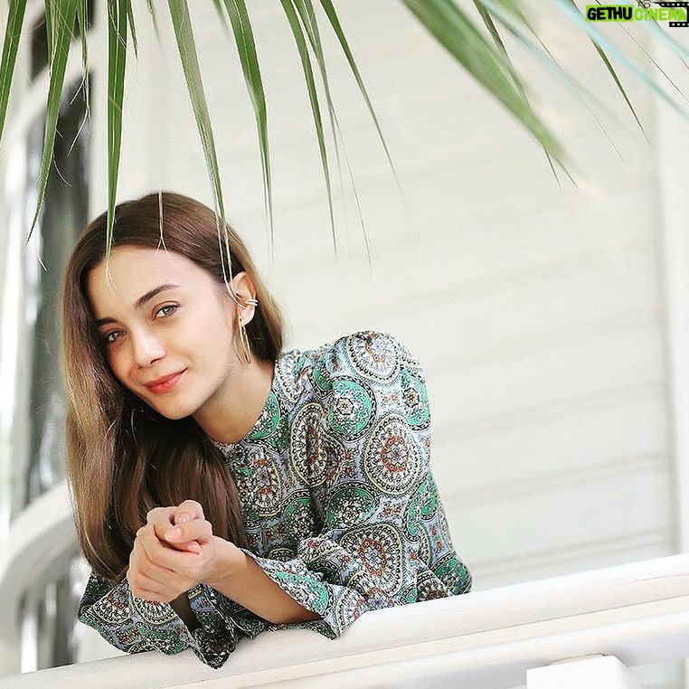 Damla Sönmez Instagram - Güzel pazarlar olsun! Güzel bir hafta olsun… sonra güzel bir cuma. Hop bir bakmışız yine haftasonu ✨ Akşam pazar gecesi film önerisi geliyor! Öyle bir film izledim ki 🥹