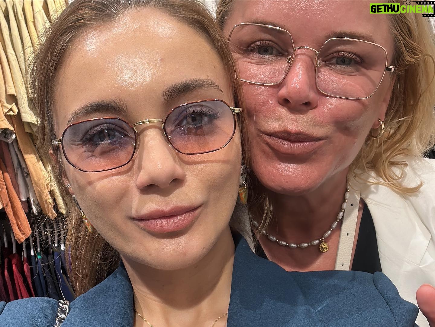 Damla Sönmez Instagram - My dear ones were in Istanbul. A week full of joy, love, beauty and laughter! 🥰🌹🧿 miss you already! ❤️