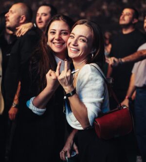 Damla Sönmez Instagram - Önce aslında sadece tırnağımın kırıldığını gösteriyordum. Sonra bunu eğlenceli bulmuşuz. Böyle 126 kare var shshsh 🙃

At first I was just showing her that I had broken a nail… then I guess we found it to be so funny that there are -like- 126 photos of us posing like this. Viva la shadow 🔥🙃
