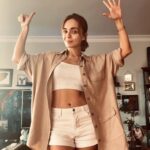 Damla Sönmez Instagram – Eliminasyon 6. gündü. Çekmiştim ama paylaşmamıştım. Üzerinden günler haftalar geçti. Peynirsizlik acı ama baya faydalı bir şey. Neyse… 
Paylaşasım var. Paylaştım gitti. Hadi bakalım.