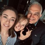Damla Sönmez Instagram – Mutlu bayramlar, bizim çekirdek 🍬 
En mutlumuz tabi ki her zamanki gibi Leyloş 🐈‍⬛🧿🤍