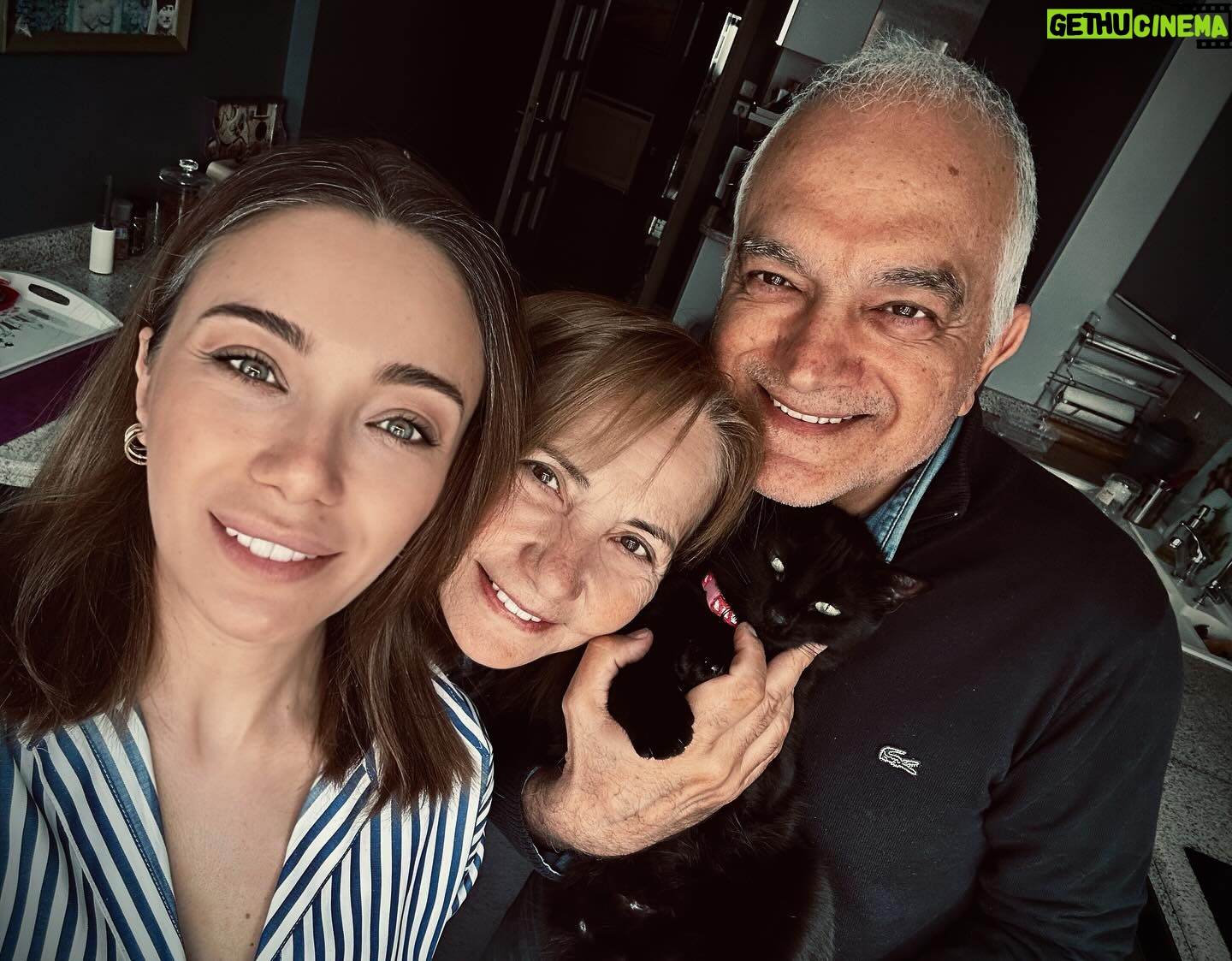 Damla Sönmez Instagram - Mutlu bayramlar, bizim çekirdek 🍬 En mutlumuz tabi ki her zamanki gibi Leyloş 🐈⬛🧿🤍