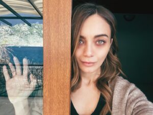 Damla Sönmez Instagram - Some door moments and pool problems 🐍 
8323