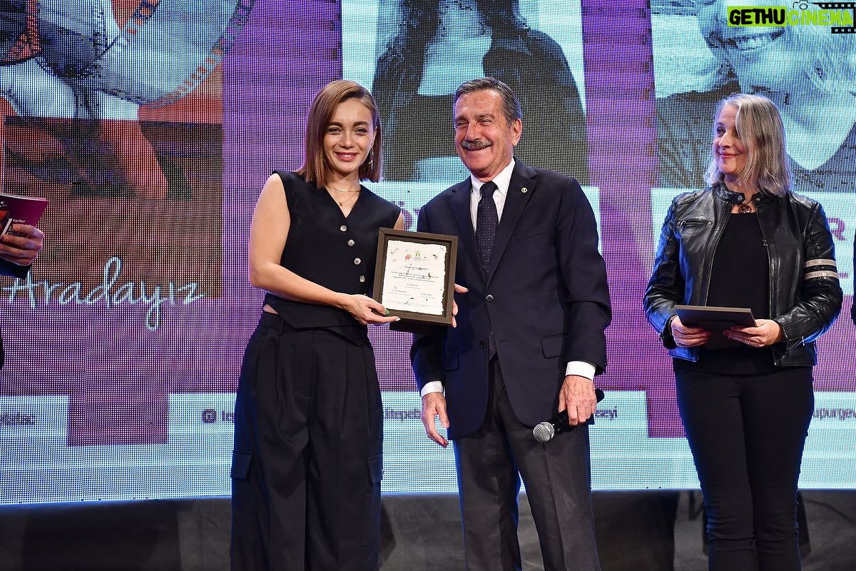 Damla Sönmez Instagram - 1. Tepebaşı Uçan Süpürge Kadın Filmleri Festivali başladı! Muhteşem iki gün geçirdik. @ucansupurgevakfi @halimeucansupurge @tepebasibeltr @dtahmetatac ve @tepebasisagliklikent e bu dönemde böyle bir girişimde bulundukları ve bu başlangıca beni de dahil ettikleri için çok teşekkür ederim🌹🌞 Sanat, sinema insanın kendisini, karşısındakini daha iyi anlamasının en keyifli aracı. Bu tip festivaller ülkemiz için çok önemli. Dün şahane bir açılış töreni ardından festival başladı. Bugün Sibel filminin gösterimini ve sonrasında söyleşisini gerçekleştirdik. Katılan tüm seyircimize teşekkürlerimi ve sevgilerimi sunuyorum 🤍 şahaneydiniz. Film gösterimleri ve söyleşiler Zübeyde Hanım Kültür Merkezi ve Özdilek Kültür ve Sanat Merkezi’nde devam ediyor. Festival rengarenk ve uzun ömürlü olsun 🎉🧿