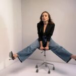 Damla Sönmez Instagram – Damla Sönmez: ‘Hayattan zaman çalıyorum’

✏️ Başarılı oyuncu 22 yaşında ‘Altın Portakal’ı kucakladı. Altın Koza’dan, SİYAD’tan, Milano Film Festivali’nden ödüller kazandı… Hem bağımsız filmlerde, hem popüler işlerde sağlam adımlarla ilerledi. Gözünü kamera arkasına, yapımcılığa da dikti. Hatta bir filmiyle ödül aldı. Şimdilerde “Hayattan zaman çalıp, yakınlarımla o zamanı geçirmeye başladım, birtakım hırslarım törpülendi” diye anlatıyor. Yeni sinema filmleriyle karşımıza çıkmaya hazırlanan Tilya Damla Sönmez’le buluştuk. Yanlış okumadınız, evet artık onun bir adı daha var: “Latince ıhlamur, Özbekçe altın demek.” 

#hakangenceilesıkımuhabbet #hurriyetcumartesi @hurriyethaftasonu @iamdamlasonmez