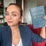 Damla Sönmez Instagram - Yayıneviyle irtibattaydık, benim şehir dışı adreslerim sebebiyle ha geldi, ha gelecek derken, annem canımcım -ki kendisi de az bilge bir kadın değildir- sana ne aldım bak diye geldi elinde ne zamandır peşinde olduğum kitapla. Başladım ve gözlerim dolu dolu her satırını içime çekerken, bu kitabı sizlerle de paylaşmak istedim. Gerçek bir cumhuriyet kadınının atam, rehberim olmasından duyduğum gururla, hissettiğim şansımla, söz veriyorum hayatı her an bu kaideleri ilkem edinerek yaşayacağıma… İyi ki varsınız Muazzez hocam 🤍🌹🙏🏻 “Hepinizden tek beklentim var: Yaşınız kaç olursa olsun, okumaktan ve yorumlamaktan vazgeçmeyin. Ne, neden olmuş, fikir edinin. Ne olursa olsun iyi düşünmekten feragat etmeyin. Koşullar sizi yoruyor, biliyorum. Yine de ölüm hariç her şartta, sizi mutlu edecek detayların gizli olduğunu bilin. Ve asla kin beslemeyin. Hepinizi gözlerinizden öpüyorum.” #muazzezilmiyeçığ #yaşadımdemekiçinneyapmalı @tuhaf_co