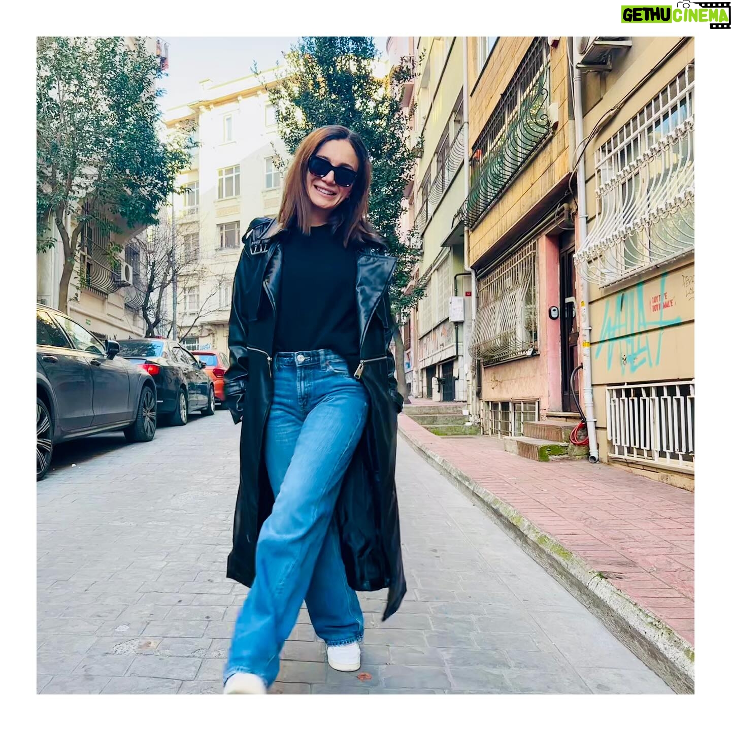 Damla Sönmez Instagram - Caption konusunda sıkıntım var. 🎩 saygılar.