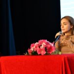 Damla Sönmez Instagram – 1. Tepebaşı Uçan Süpürge Kadın Filmleri Festivali başladı! Muhteşem iki gün geçirdik. @ucansupurgevakfi @halimeucansupurge  @tepebasibeltr @dtahmetatac ve @tepebasisagliklikent e bu dönemde böyle bir girişimde bulundukları ve bu başlangıca beni de dahil ettikleri için çok teşekkür ederim🌹🌞 Sanat, sinema insanın kendisini, karşısındakini daha iyi anlamasının en keyifli aracı. Bu tip festivaller ülkemiz için çok önemli. Dün şahane bir açılış töreni ardından festival başladı. Bugün Sibel filminin gösterimini ve sonrasında söyleşisini gerçekleştirdik. Katılan tüm seyircimize teşekkürlerimi ve sevgilerimi sunuyorum 🤍 şahaneydiniz. Film gösterimleri ve söyleşiler Zübeyde Hanım Kültür Merkezi ve Özdilek Kültür ve Sanat Merkezi’nde devam ediyor. 
Festival rengarenk ve uzun ömürlü olsun 🎉🧿