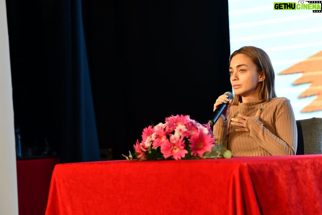 Damla Sönmez Instagram - 1. Tepebaşı Uçan Süpürge Kadın Filmleri Festivali başladı! Muhteşem iki gün geçirdik. @ucansupurgevakfi @halimeucansupurge @tepebasibeltr @dtahmetatac ve @tepebasisagliklikent e bu dönemde böyle bir girişimde bulundukları ve bu başlangıca beni de dahil ettikleri için çok teşekkür ederim🌹🌞 Sanat, sinema insanın kendisini, karşısındakini daha iyi anlamasının en keyifli aracı. Bu tip festivaller ülkemiz için çok önemli. Dün şahane bir açılış töreni ardından festival başladı. Bugün Sibel filminin gösterimini ve sonrasında söyleşisini gerçekleştirdik. Katılan tüm seyircimize teşekkürlerimi ve sevgilerimi sunuyorum 🤍 şahaneydiniz. Film gösterimleri ve söyleşiler Zübeyde Hanım Kültür Merkezi ve Özdilek Kültür ve Sanat Merkezi’nde devam ediyor. Festival rengarenk ve uzun ömürlü olsun 🎉🧿