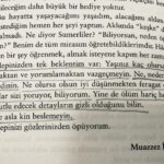 Damla Sönmez Instagram - Yayıneviyle irtibattaydık, benim şehir dışı adreslerim sebebiyle ha geldi, ha gelecek derken, annem canımcım -ki kendisi de az bilge bir kadın değildir- sana ne aldım bak diye geldi elinde ne zamandır peşinde olduğum kitapla. Başladım ve gözlerim dolu dolu her satırını içime çekerken, bu kitabı sizlerle de paylaşmak istedim. Gerçek bir cumhuriyet kadınının atam, rehberim olmasından duyduğum gururla, hissettiğim şansımla, söz veriyorum hayatı her an bu kaideleri ilkem edinerek yaşayacağıma… İyi ki varsınız Muazzez hocam 🤍🌹🙏🏻 “Hepinizden tek beklentim var: Yaşınız kaç olursa olsun, okumaktan ve yorumlamaktan vazgeçmeyin. Ne, neden olmuş, fikir edinin. Ne olursa olsun iyi düşünmekten feragat etmeyin. Koşullar sizi yoruyor, biliyorum. Yine de ölüm hariç her şartta, sizi mutlu edecek detayların gizli olduğunu bilin. Ve asla kin beslemeyin. Hepinizi gözlerinizden öpüyorum.” #muazzezilmiyeçığ #yaşadımdemekiçinneyapmalı @tuhaf_co