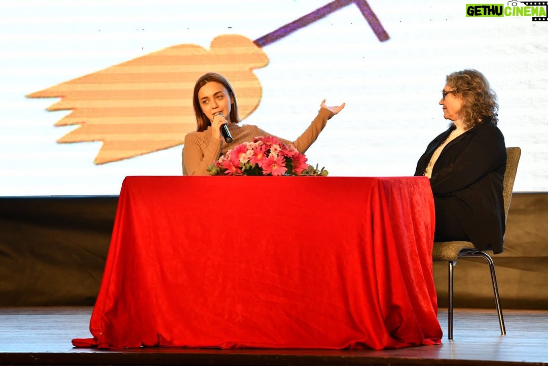 Damla Sönmez Instagram - 1. Tepebaşı Uçan Süpürge Kadın Filmleri Festivali başladı! Muhteşem iki gün geçirdik. @ucansupurgevakfi @halimeucansupurge @tepebasibeltr @dtahmetatac ve @tepebasisagliklikent e bu dönemde böyle bir girişimde bulundukları ve bu başlangıca beni de dahil ettikleri için çok teşekkür ederim🌹🌞 Sanat, sinema insanın kendisini, karşısındakini daha iyi anlamasının en keyifli aracı. Bu tip festivaller ülkemiz için çok önemli. Dün şahane bir açılış töreni ardından festival başladı. Bugün Sibel filminin gösterimini ve sonrasında söyleşisini gerçekleştirdik. Katılan tüm seyircimize teşekkürlerimi ve sevgilerimi sunuyorum 🤍 şahaneydiniz. Film gösterimleri ve söyleşiler Zübeyde Hanım Kültür Merkezi ve Özdilek Kültür ve Sanat Merkezi’nde devam ediyor. Festival rengarenk ve uzun ömürlü olsun 🎉🧿