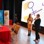 Damla Sönmez Instagram – 1. Tepebaşı Uçan Süpürge Kadın Filmleri Festivali başladı! Muhteşem iki gün geçirdik. @ucansupurgevakfi @halimeucansupurge  @tepebasibeltr @dtahmetatac ve @tepebasisagliklikent e bu dönemde böyle bir girişimde bulundukları ve bu başlangıca beni de dahil ettikleri için çok teşekkür ederim🌹🌞 Sanat, sinema insanın kendisini, karşısındakini daha iyi anlamasının en keyifli aracı. Bu tip festivaller ülkemiz için çok önemli. Dün şahane bir açılış töreni ardından festival başladı. Bugün Sibel filminin gösterimini ve sonrasında söyleşisini gerçekleştirdik. Katılan tüm seyircimize teşekkürlerimi ve sevgilerimi sunuyorum 🤍 şahaneydiniz. Film gösterimleri ve söyleşiler Zübeyde Hanım Kültür Merkezi ve Özdilek Kültür ve Sanat Merkezi’nde devam ediyor. 
Festival rengarenk ve uzun ömürlü olsun 🎉🧿