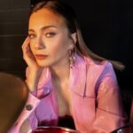 Damla Sönmez Instagram – Another pink bites the dust 💗

📷 : @berrak_baspinar 
Styling : @akin.ozisik 
MUA : @cananhzl 
Hair : @serhatyuksl3 of @enesunalan