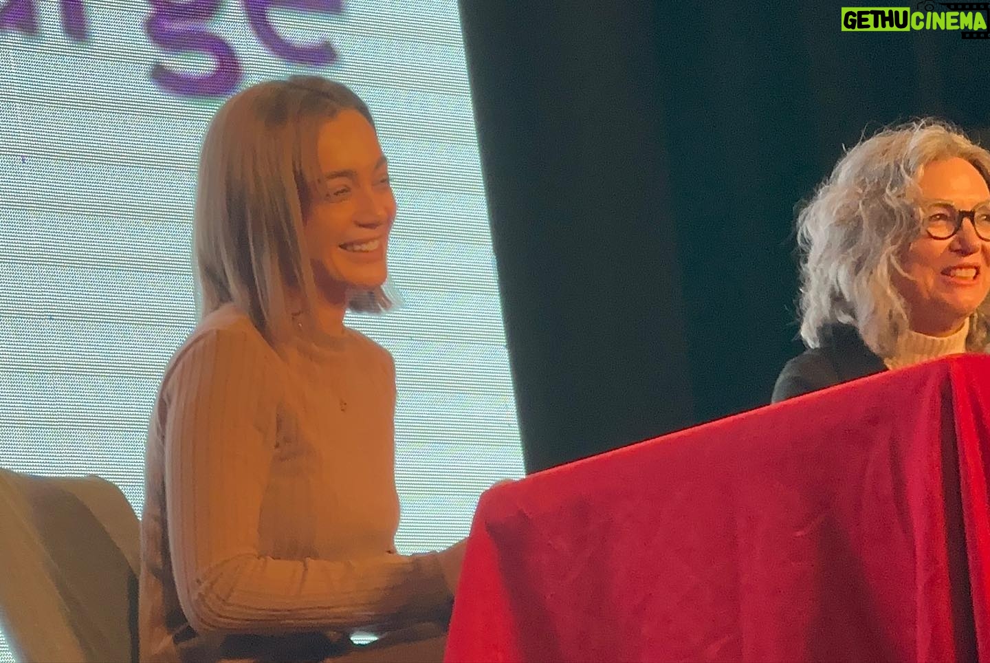 Damla Sönmez Instagram - 1. Tepebaşı Uçan Süpürge Kadın Filmleri Festivali başladı! Muhteşem iki gün geçirdik. @ucansupurgevakfi @halimeucansupurge @tepebasibeltr @dtahmetatac ve @tepebasisagliklikent e bu dönemde böyle bir girişimde bulundukları ve bu başlangıca beni de dahil ettikleri için çok teşekkür ederim🌹🌞 Sanat, sinema insanın kendisini, karşısındakini daha iyi anlamasının en keyifli aracı. Bu tip festivaller ülkemiz için çok önemli. Dün şahane bir açılış töreni ardından festival başladı. Bugün Sibel filminin gösterimini ve sonrasında söyleşisini gerçekleştirdik. Katılan tüm seyircimize teşekkürlerimi ve sevgilerimi sunuyorum 🤍 şahaneydiniz. Film gösterimleri ve söyleşiler Zübeyde Hanım Kültür Merkezi ve Özdilek Kültür ve Sanat Merkezi’nde devam ediyor. Festival rengarenk ve uzun ömürlü olsun 🎉🧿
