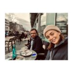 Damla Sönmez Instagram - A bit of good old Berlin(read it with an ê), some good old friends, a lot of walking, cooking at the market, plotting to tear down our inner walls… And most importantly, back to my old posting habits… but posting at 1am 🙃 you still don’t know how to D! El ne karışır? 🥂 Good night to all 💙 luv ya!