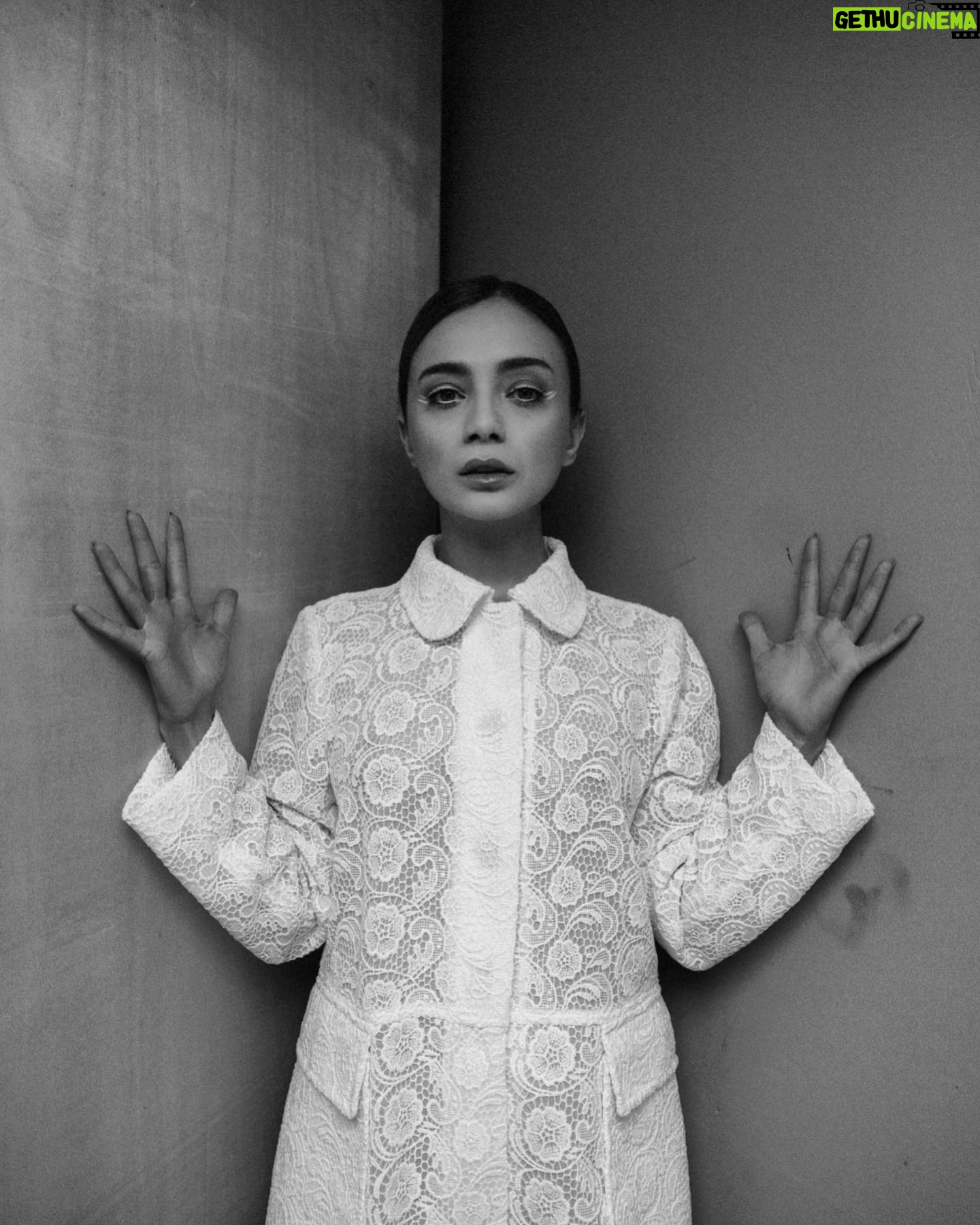 Damla Sönmez Instagram - waiting for tonight like…. 🫶🏻 Ready to clap, ready to dance.