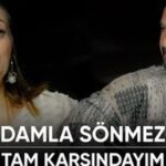Damla Sönmez Instagram – Öyle özel bir konuk ile öyle kıymetli bir şarkı var ki bu kez.. Ne yazacağımı bilemedim. Tam Karşındayım şarkısı yıllar önce kan kanserine yakalanan çok yakın bir dostumuza yazıldı Ömer Teoman tarafından. Ömer’in kendi seçtiği kardeşiydi Ertan Engin. Ağırdı yüklenmek… Nice badirelerle atlattı bu illeti ❤️🧿 Büyük bir sevinçle. Yıllardır sağlıkla yoluna dimdik devam ediyor, işinde gücünde, başarıyla, ne mutlu. Damla Sönmez mi??? İşte Damla, günümüzün en başarılı genç oyuncularından biri olmasının yanı sıra, sevgili Ertan Engin’in kuzeni. Onun için de büyük bir anlamı var şarkının, yazıldığı zamanın da, o günlerin de tanığı olarak. Müthiş bir özenle, disipliniyle, işine ve bu projeye büyük saygıyla geldi sete. Şarkının büyüsünü yaşayarak, yaşatarak, heyecanla söyledik ikimiz için de eşsiz anlamlar taşıyan Tam Karşındayım’ı. Videonun tamamı Youtube kanalımda yayında!