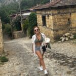 Damla Sönmez Instagram – @casamilakazdaglari canımın içi @epack6 ve eşi @leventagan ın Yeşilyurt Köyü’nde gerçek ettikleri hayalleri. 10 oda ve bir köy evinden oluşan bir butik otel. Biz bu sefer köy evinde kaldık. Bornozun dışının peluşundan, cam espresso fincanlarına, evin mimarisinin zarifliğinden, lüksünden, konforundan, her bir objesi ince ince düşünülmüş dekorasyonuna, otelin restoranı @trattorialeokazdaglari nın yemeklerinin lezzeti -bresaola pizza ve vitello tonato favorimiz🤤- , tüm ekibin tatlılığı, düşünceliliği, @leobeachassos kokteyllerinin şahaneliği… herşeye bayıldık 😍 herşey için teşekkürler canım @handeozkok ve yetenekli, zevkli, güzel arkadaşım @epack6 ! En kısa zamanda tekrar görüşeceğiz eminim! 💞
