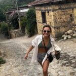 Damla Sönmez Instagram – @casamilakazdaglari canımın içi @epack6 ve eşi @leventagan ın Yeşilyurt Köyü’nde gerçek ettikleri hayalleri. 10 oda ve bir köy evinden oluşan bir butik otel. Biz bu sefer köy evinde kaldık. Bornozun dışının peluşundan, cam espresso fincanlarına, evin mimarisinin zarifliğinden, lüksünden, konforundan, her bir objesi ince ince düşünülmüş dekorasyonuna, otelin restoranı @trattorialeokazdaglari nın yemeklerinin lezzeti -bresaola pizza ve vitello tonato favorimiz🤤- , tüm ekibin tatlılığı, düşünceliliği, @leobeachassos kokteyllerinin şahaneliği… herşeye bayıldık 😍 herşey için teşekkürler canım @handeozkok ve yetenekli, zevkli, güzel arkadaşım @epack6 ! En kısa zamanda tekrar görüşeceğiz eminim! 💞