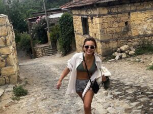 Damla Sönmez Instagram - @casamilakazdaglari canımın içi @epack6 ve eşi @leventagan ın Yeşilyurt Köyü’nde gerçek ettikleri hayalleri. 10 oda ve bir köy evinden oluşan bir butik otel. Biz bu sefer köy evinde kaldık. Bornozun dışının peluşundan, cam espresso fincanlarına, evin mimarisinin zarifliğinden, lüksünden, konforundan, her bir objesi ince ince düşünülmüş dekorasyonuna, otelin restoranı @trattorialeokazdaglari nın yemeklerinin lezzeti -bresaola pizza ve vitello tonato favorimiz🤤- , tüm ekibin tatlılığı, düşünceliliği, @leobeachassos kokteyllerinin şahaneliği… herşeye bayıldık 😍 herşey için teşekkürler canım @handeozkok ve yetenekli, zevkli, güzel arkadaşım @epack6 ! En kısa zamanda tekrar görüşeceğiz eminim! 💞