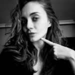 Damla Sönmez Instagram – Sol üst köşeye doğru bakayım. Biraz da ördek dudak yapayım dedim. Olmuş mu, sanmıyorum. 🎱