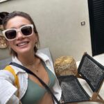 Damla Sönmez Instagram – @casamilakazdaglari canımın içi @epack6 ve eşi @leventagan ın Yeşilyurt Köyü’nde gerçek ettikleri hayalleri. 10 oda ve bir köy evinden oluşan bir butik otel. Biz bu sefer köy evinde kaldık. Bornozun dışının peluşundan, cam espresso fincanlarına, evin mimarisinin zarifliğinden, lüksünden, konforundan, her bir objesi ince ince düşünülmüş dekorasyonuna, otelin restoranı @trattorialeokazdaglari nın yemeklerinin lezzeti -bresaola pizza ve vitello tonato favorimiz🤤- , tüm ekibin tatlılığı, düşünceliliği, @leobeachassos kokteyllerinin şahaneliği… herşeye bayıldık 😍 herşey için teşekkürler canım @handeozkok ve yetenekli, zevkli, güzel arkadaşım @epack6 ! En kısa zamanda tekrar görüşeceğiz eminim! 💞