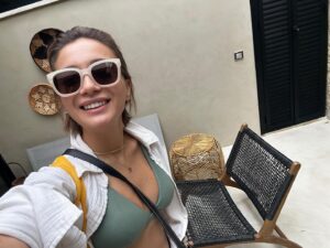 Damla Sönmez Instagram - @casamilakazdaglari canımın içi @epack6 ve eşi @leventagan ın Yeşilyurt Köyü’nde gerçek ettikleri hayalleri. 10 oda ve bir köy evinden oluşan bir butik otel. Biz bu sefer köy evinde kaldık. Bornozun dışının peluşundan, cam espresso fincanlarına, evin mimarisinin zarifliğinden, lüksünden, konforundan, her bir objesi ince ince düşünülmüş dekorasyonuna, otelin restoranı @trattorialeokazdaglari nın yemeklerinin lezzeti -bresaola pizza ve vitello tonato favorimiz🤤- , tüm ekibin tatlılığı, düşünceliliği, @leobeachassos kokteyllerinin şahaneliği… herşeye bayıldık 😍 herşey için teşekkürler canım @handeozkok ve yetenekli, zevkli, güzel arkadaşım @epack6 ! En kısa zamanda tekrar görüşeceğiz eminim! 💞