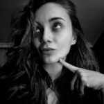 Damla Sönmez Instagram – Sol üst köşeye doğru bakayım. Biraz da ördek dudak yapayım dedim. Olmuş mu, sanmıyorum. 🎱