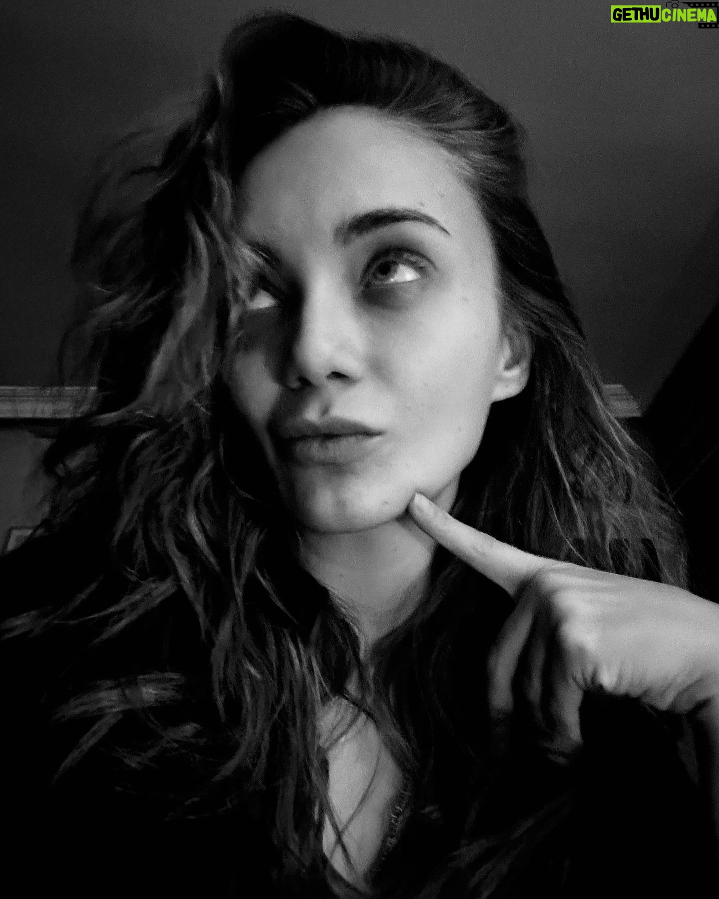 Damla Sönmez Instagram - Sol üst köşeye doğru bakayım. Biraz da ördek dudak yapayım dedim. Olmuş mu, sanmıyorum. 🎱