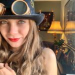 Damla Sönmez Instagram - my soul on the look 🎩 Me with that hat. I don’t look much like me like that.
