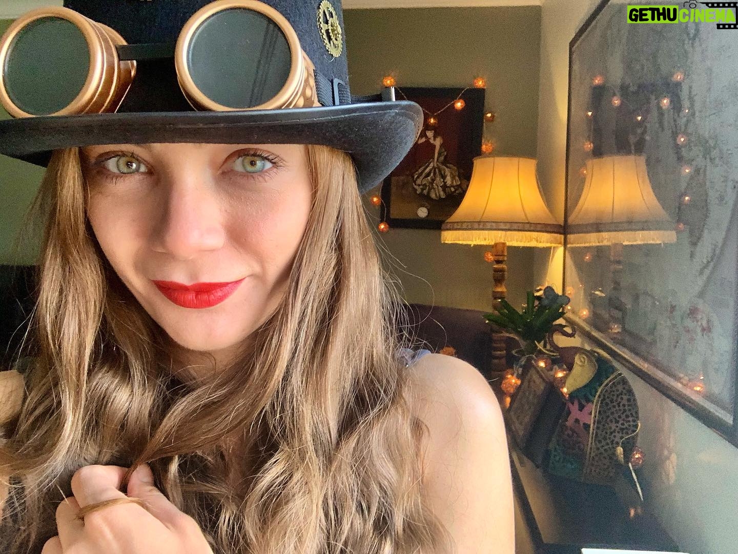 Damla Sönmez Instagram - my soul on the look 🎩 Me with that hat. I don’t look much like me like that.