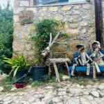 Damla Sönmez Instagram – @casamilakazdaglari canımın içi @epack6 ve eşi @leventagan ın Yeşilyurt Köyü’nde gerçek ettikleri hayalleri. 10 oda ve bir köy evinden oluşan bir butik otel. Biz bu sefer köy evinde kaldık. Bornozun dışının peluşundan, cam espresso fincanlarına, evin mimarisinin zarifliğinden, lüksünden, konforundan, her bir objesi ince ince düşünülmüş dekorasyonuna, otelin restoranı @trattorialeokazdaglari nın yemeklerinin lezzeti -bresaola pizza ve vitello tonato favorimiz🤤- , tüm ekibin tatlılığı, düşünceliliği, @leobeachassos kokteyllerinin şahaneliği… herşeye bayıldık 😍 herşey için teşekkürler canım @handeozkok ve yetenekli, zevkli, güzel arkadaşım @epack6 ! En kısa zamanda tekrar görüşeceğiz eminim! 💞