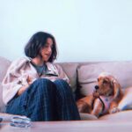 Damlasu İkizoğlu Instagram - Güzel bebeğim, çocuğum, arkadaşım ve sırdaşım. Bugün 3'e bastık. Birlikte 3 yıl he :) Birlikte derken sen ben değil yalnızca; mamasıyla, kakasıyla, parçalanan kumandasıyla, yenen elektrik kablosuyla, çoraplarla dolu evlerle birlikte üç yıl. Şimdi de büyüyüp küçücük bir insana dönüştün. Derdini anlatıyor, dert dinliyorsun, ben mutluyken kuyruğuna hakim olamıyor, üzgünken gelip öpüyorsun :) Keyfinden de ödün vermiyorsun, balkonda kahvaltı yapıp muzlu sütünü yudumluyorsun, büyüdün de markete kendi kendine gitmeye başladın.. köpek parkında oynamaya da sanki bizi götürmüş gibi bir halin var, bizimle bütün kafelere barlara geliyor, kendine bir sandalye istiyorsun, masadaki yemekleri yiyor yetmeyince başka masalara gidip biraz da dilencilik yapıyorsun :) Neyse ki alkol sevmiyorsun, belki içinde salatalık varsa bir bardak cin alabilirim demiştin en son. Üç yıl da ne üç yıl, en çok sen biliyorsun. Pandemi de vurdu iyi mi? Çok uzatmıyım konuyu şimdi, seni çok seviyorum. Daha çok uzun ve içine bol bol anı sığdırmalı yıllarımız olsun güzel dostum 🤎 @mochacoc